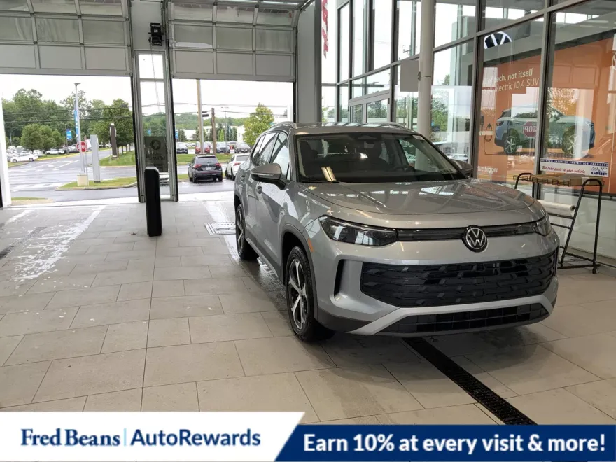 2025 Volkswagen Tiguan SE photo 1