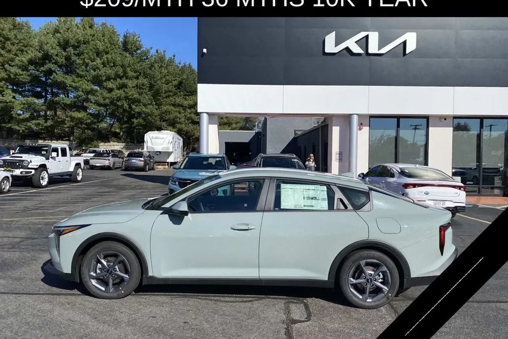 2025 Kia K4 LXS photo 1