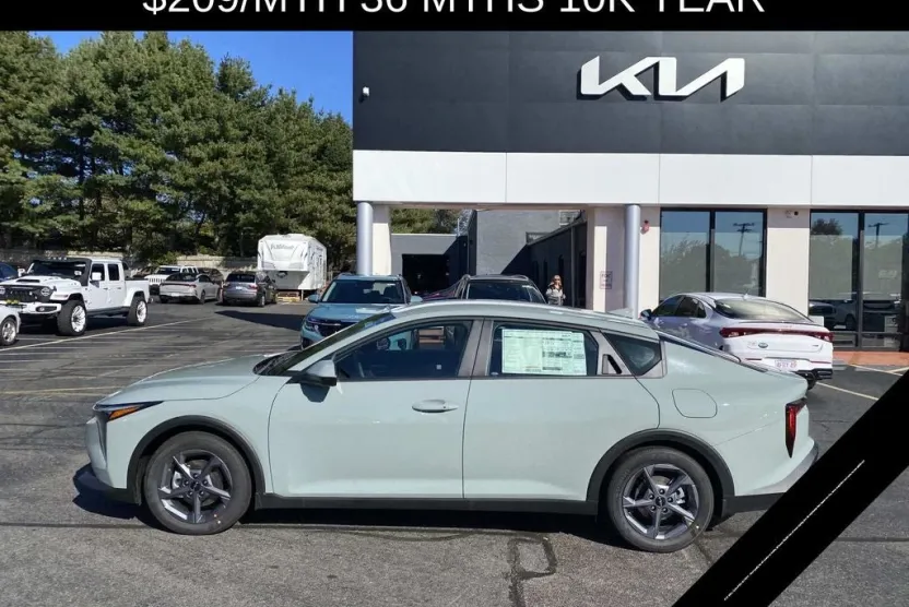 2025 Kia K4 LXS photo 1