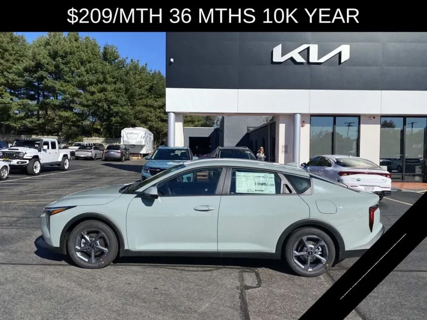 2025 Kia K4 LXS photo 1