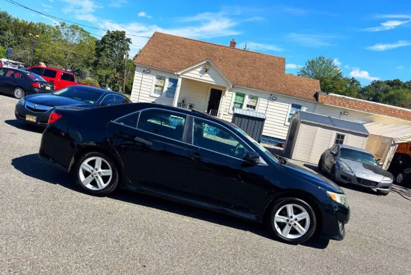 2012 Toyota Camry SE photo 1