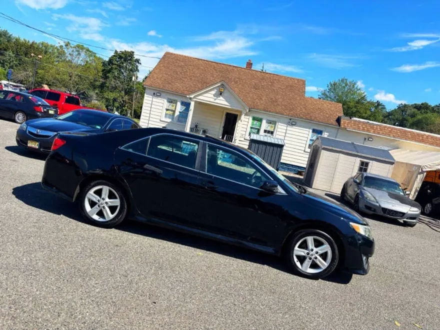 2012 Toyota Camry SE photo 1