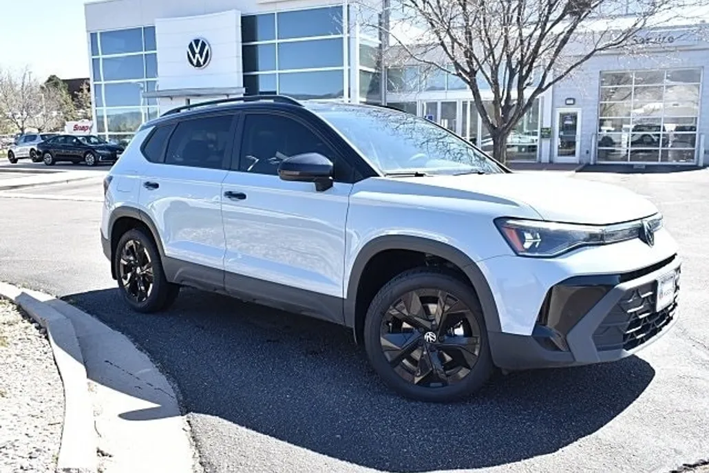 2025 Volkswagen Taos SE photo 1