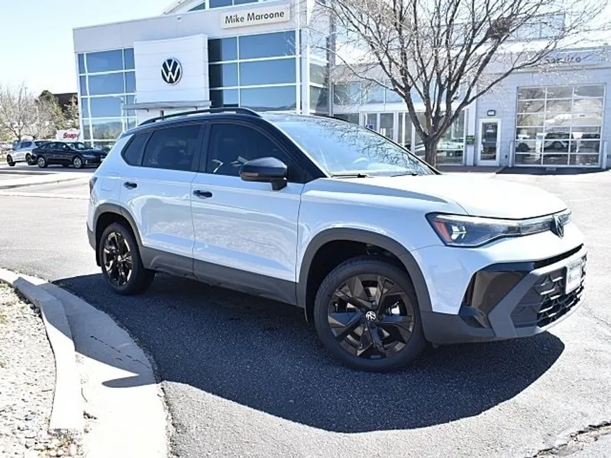 2025 Volkswagen Taos SE photo 1
