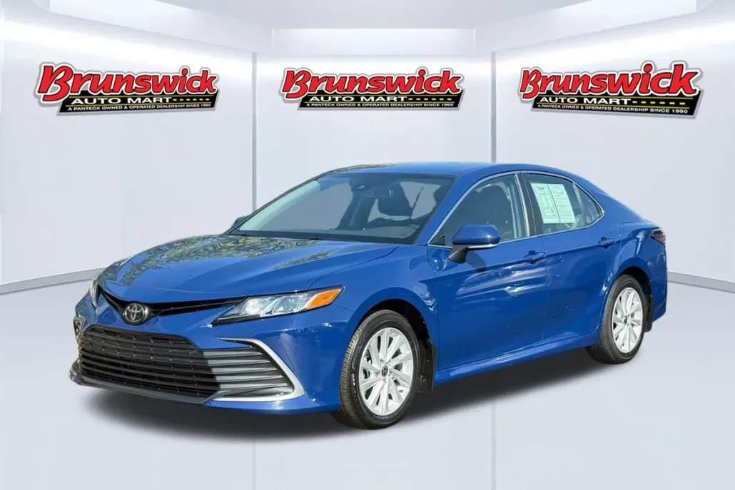 2023 Toyota Camry LE photo 1