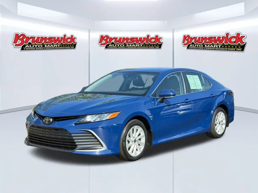 2023 Toyota Camry LE photo 1