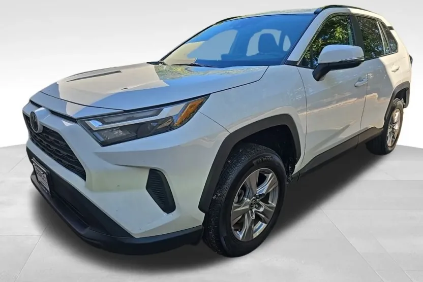 2023 Toyota RAV4 XLE photo 1