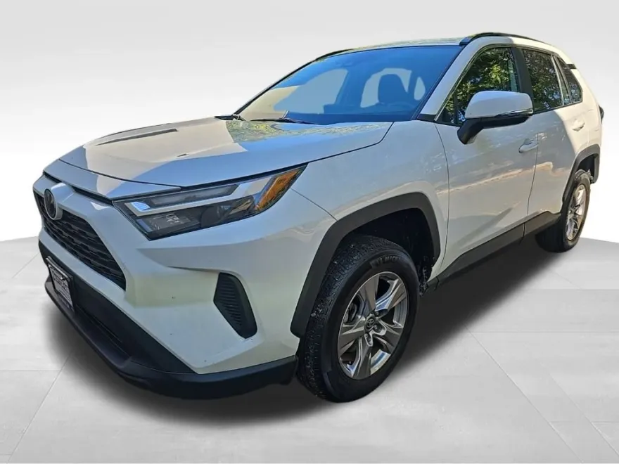 2023 Toyota RAV4 XLE photo 1
