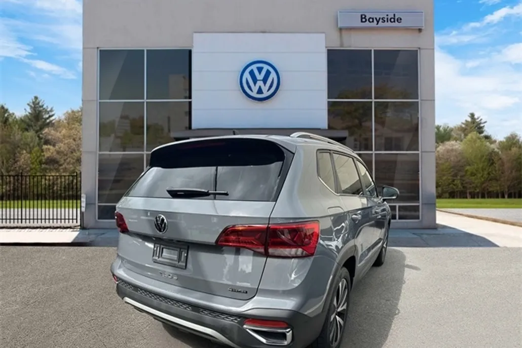 2023 Volkswagen Taos SE photo 1