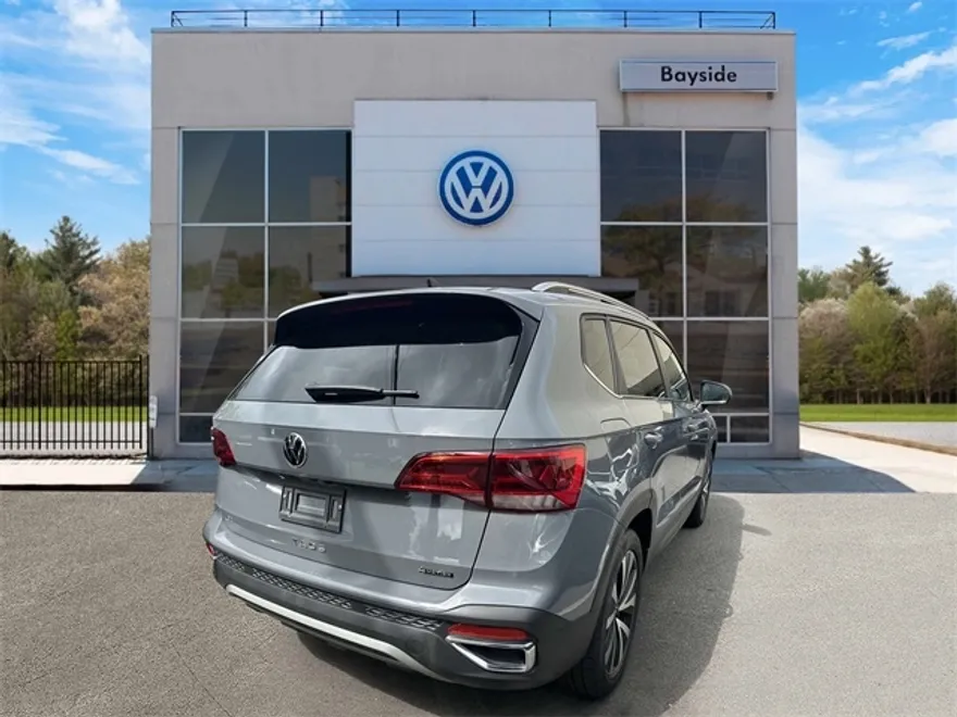 2023 Volkswagen Taos SE photo 1