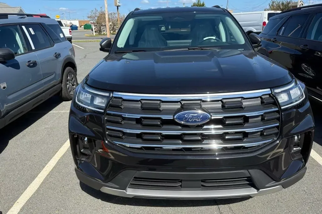 2025 Ford Explorer photo 1