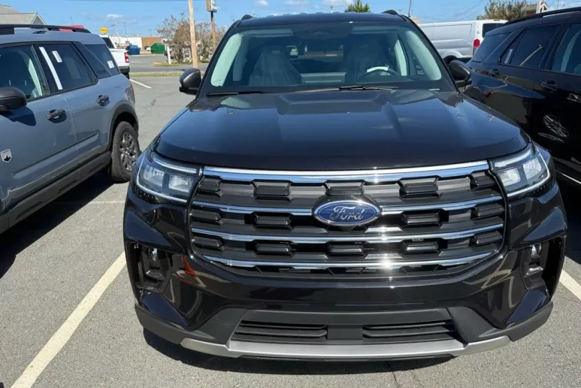 2025 Ford Explorer photo 1