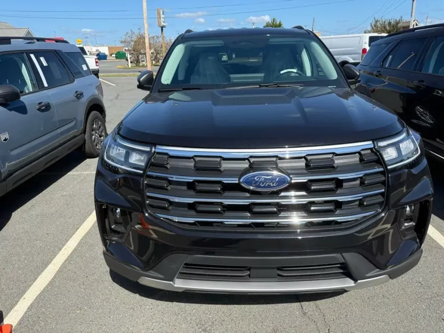 2025 Ford Explorer photo 1