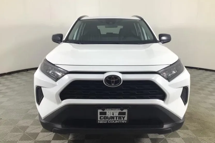 2021 Toyota RAV4 LE photo 1