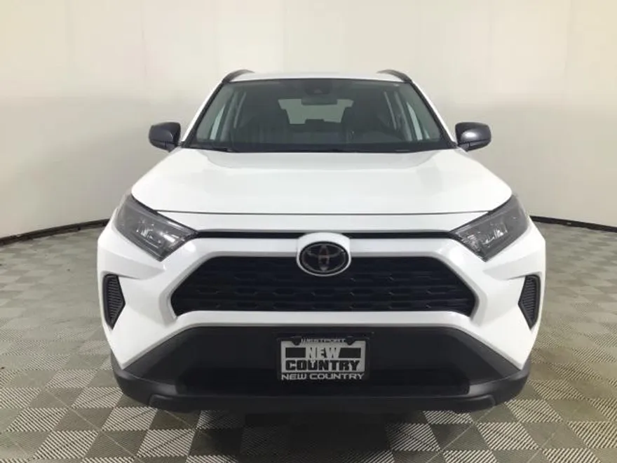 2021 Toyota RAV4 LE photo 1
