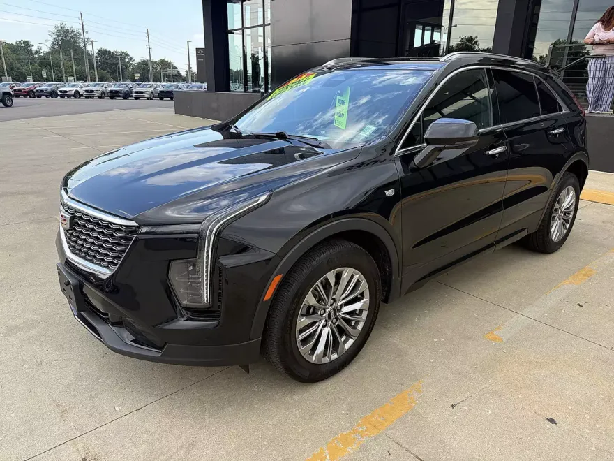 2024 Cadillac XT4 Premium Luxury photo 1