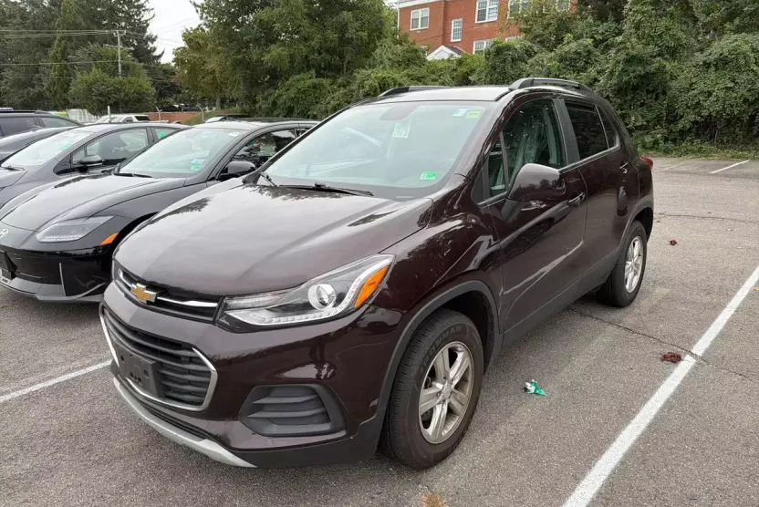 2022 Chevrolet Trax LT photo 1