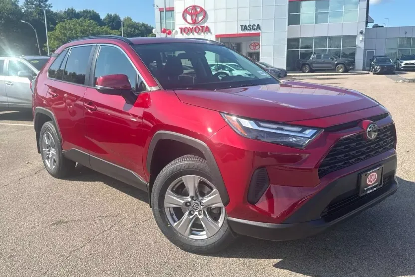 2023 Toyota RAV4 XLE photo 1