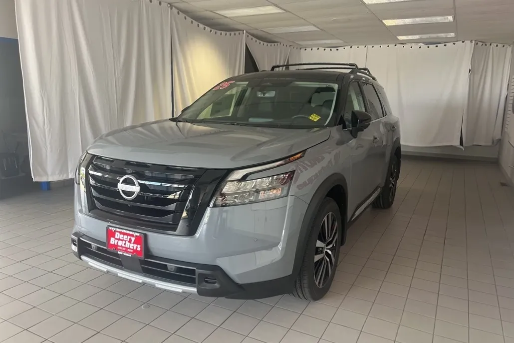 2025 Nissan Pathfinder Platinum photo 1
