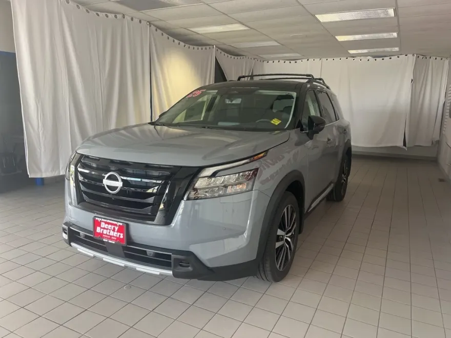 2025 Nissan Pathfinder Platinum photo 1