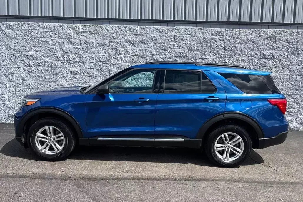 2023 Ford Explorer XLT photo 1