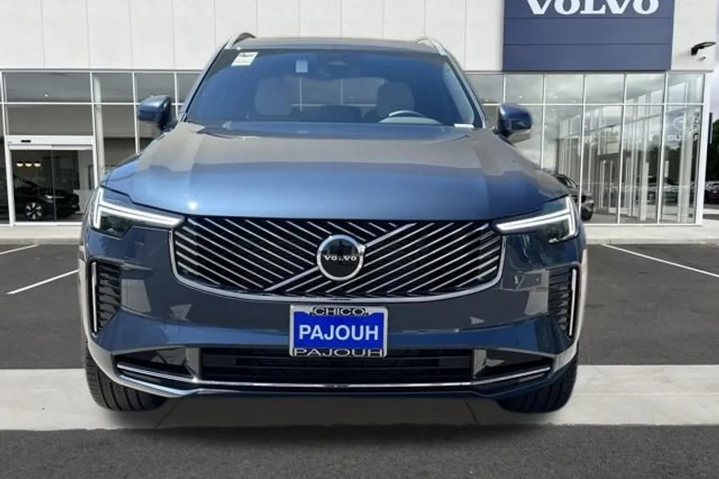 2025 Volvo XC90 Core photo 1