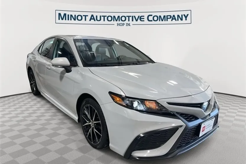 2022 Toyota Camry SE photo 1