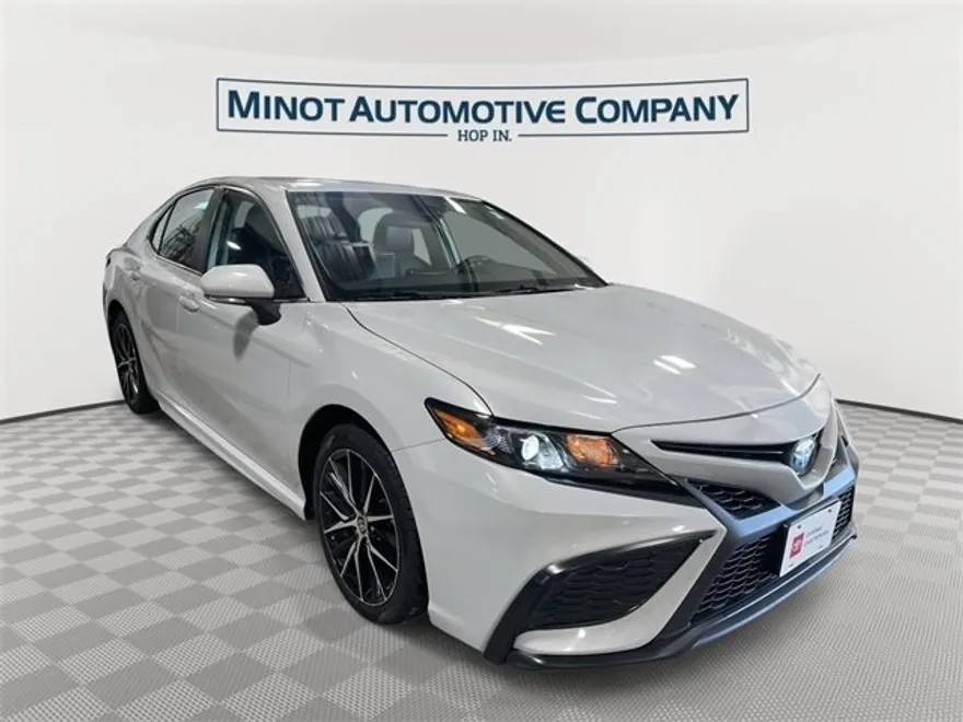 2022 Toyota Camry SE photo 1
