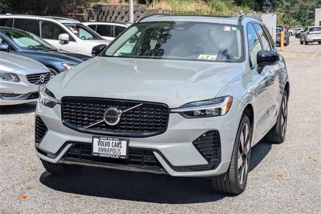 2025 Volvo XC60 T8 Plus photo 1