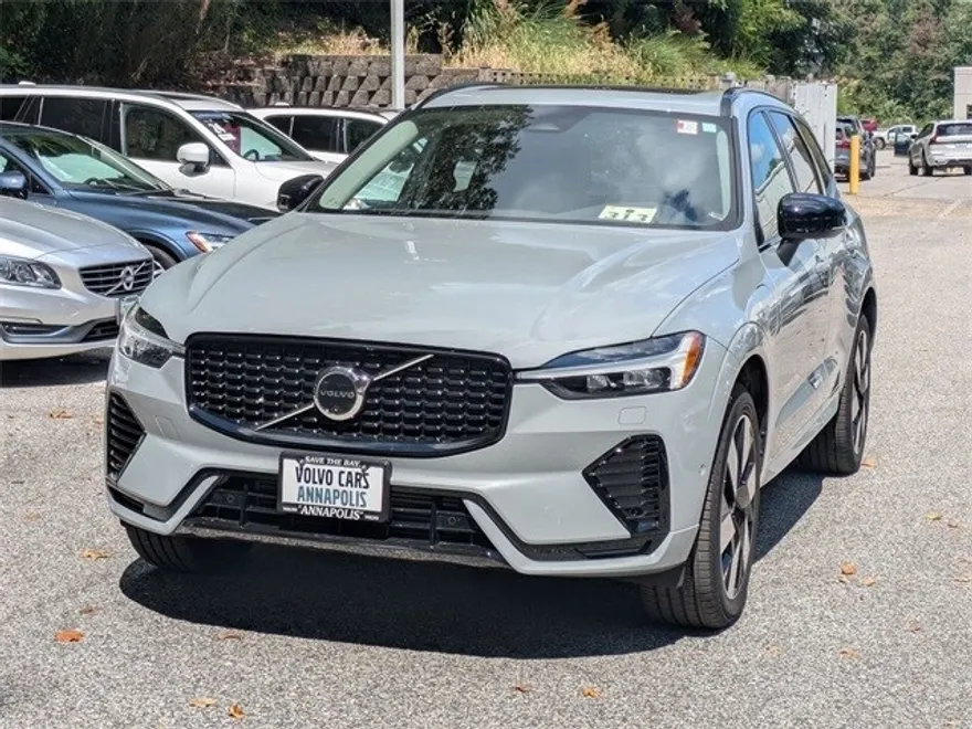 2025 Volvo XC60 T8 Plus photo 1