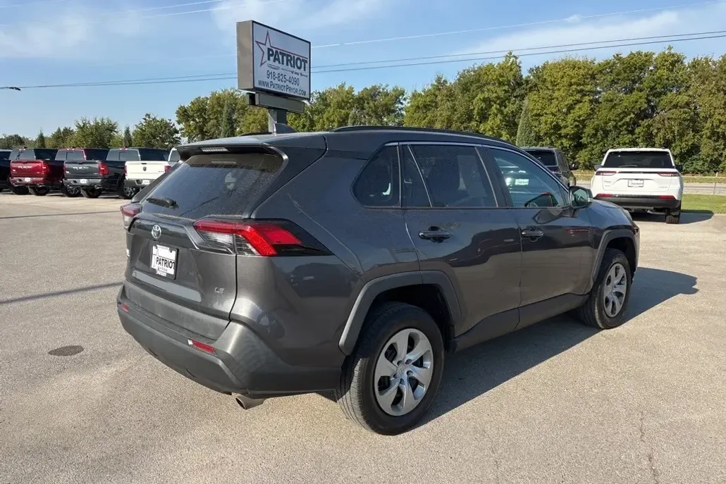 2019 Toyota RAV4 LE photo 1