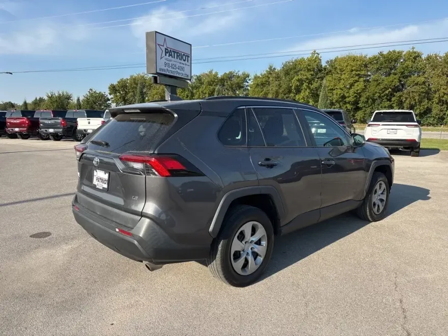 2019 Toyota RAV4 LE photo 1