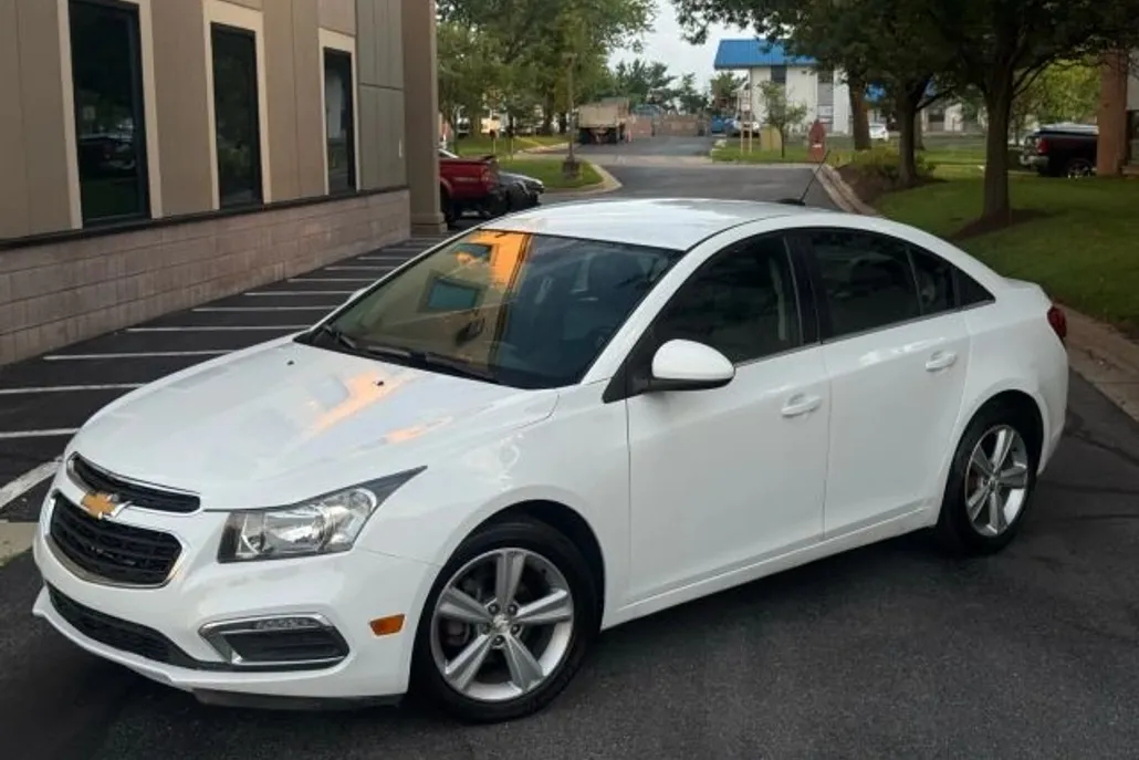 2017 Chevrolet Cruze LS photo 1