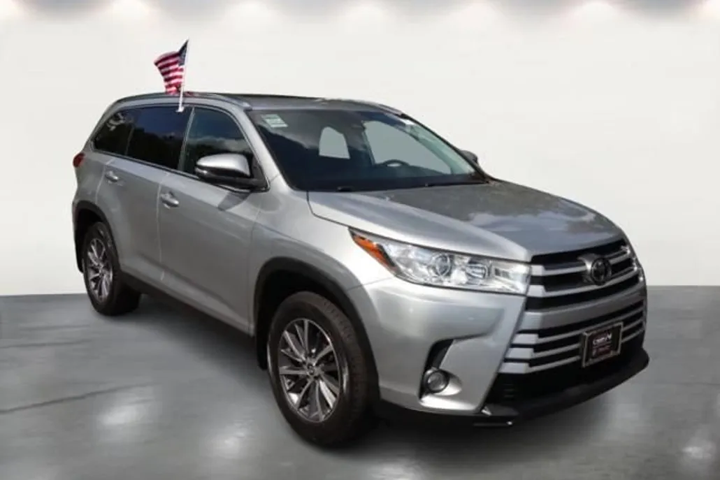 2019 Toyota Highlander SE photo 1