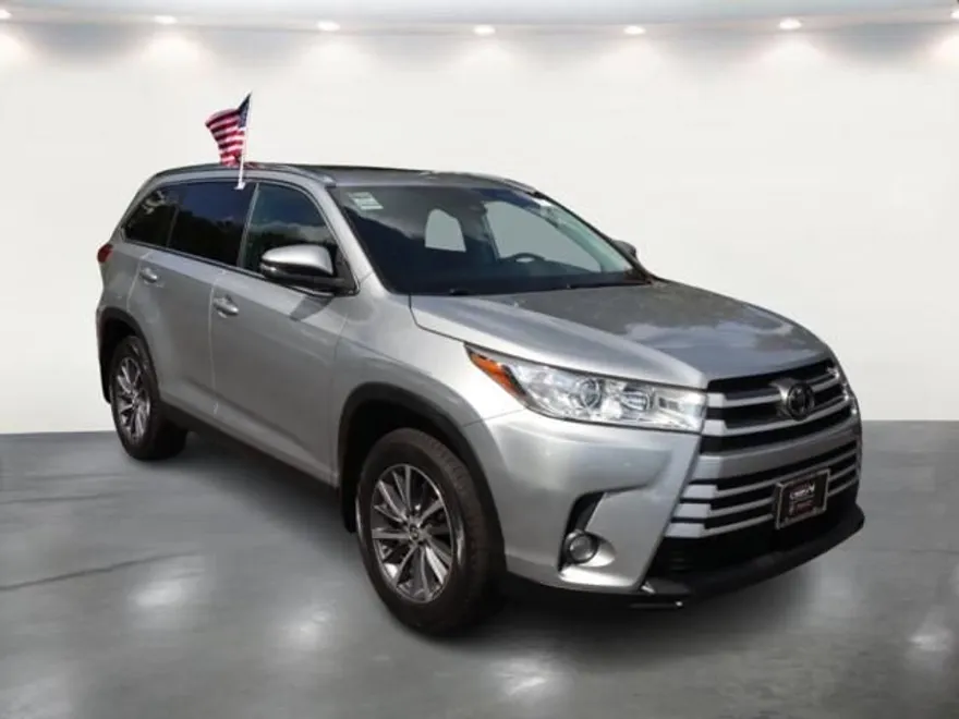 2019 Toyota Highlander SE photo 1
