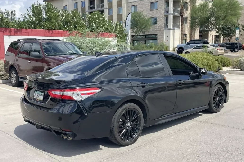 2020 Toyota Camry SE photo 1