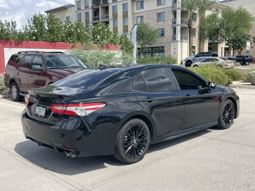 2020 Toyota Camry SE photo 1