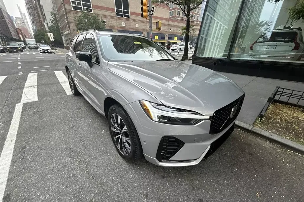 2025 Volvo XC60 B5 Plus photo 1