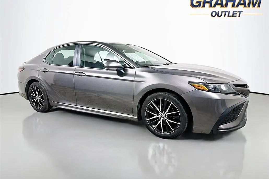 2022 Toyota Camry SE photo 1