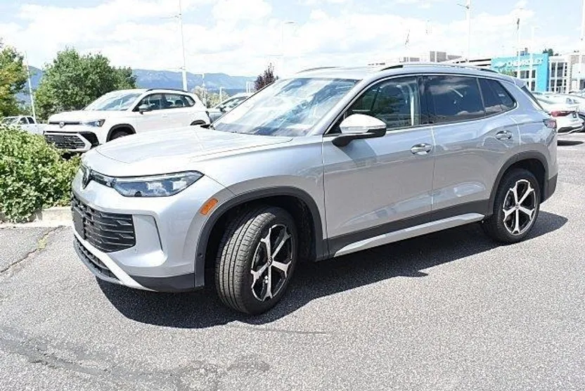 2025 Volkswagen Tiguan SE photo 1