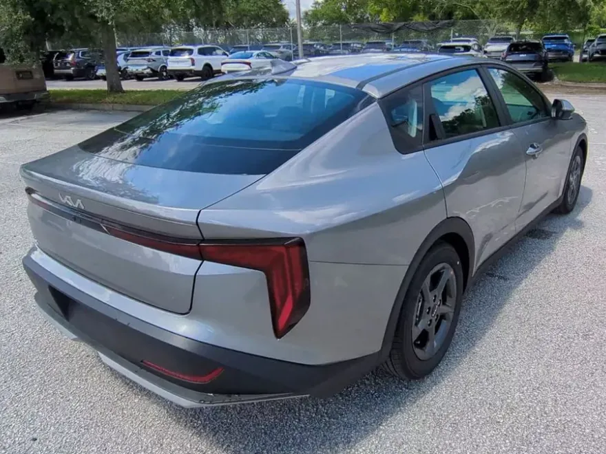 2025 Kia K4 LXS photo 1