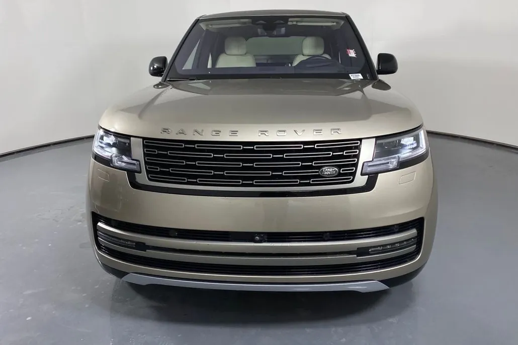 2023 Land Rover Range Rover SE photo 1