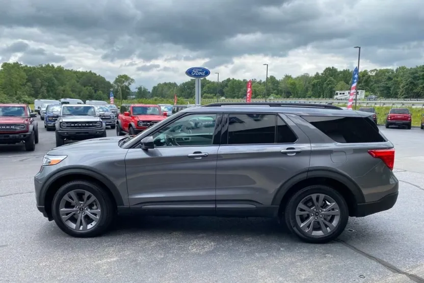 2022 Ford Explorer XLT photo 1