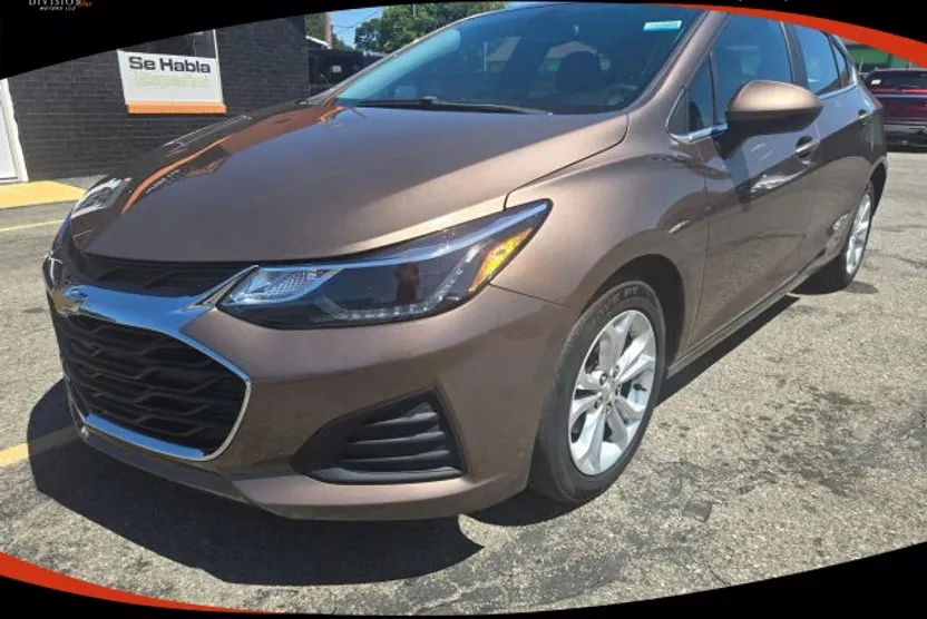 2019 Chevrolet Cruze LT photo 1