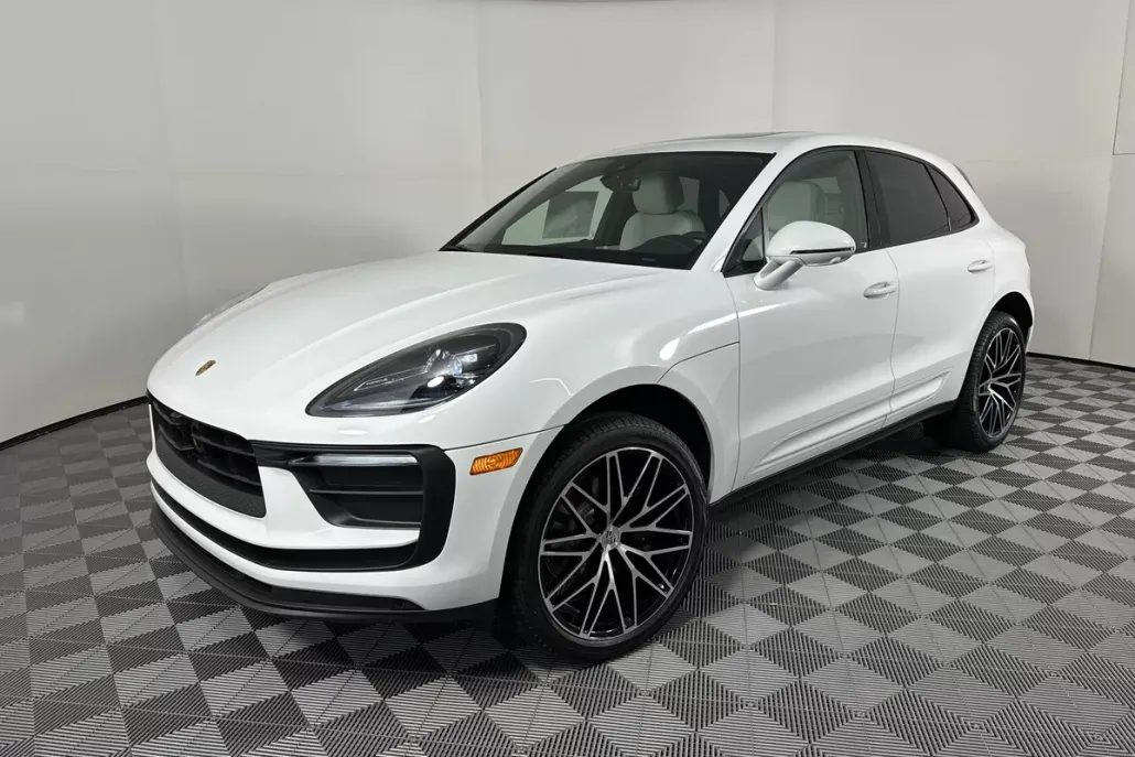 2025 Porsche Macan T photo 1