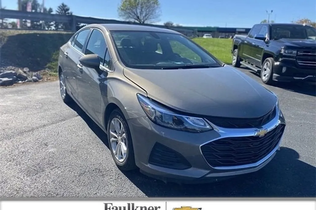 2019 Chevrolet Cruze LT photo 1