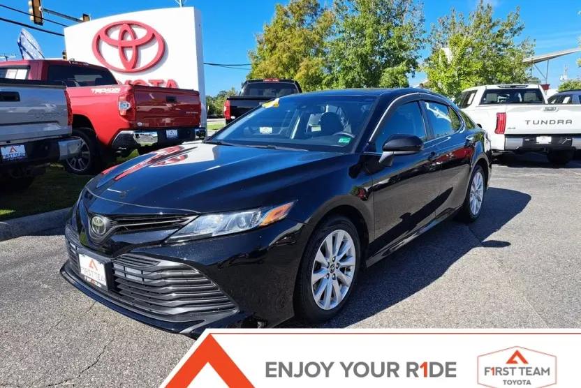 2018 Toyota Camry LE photo 1
