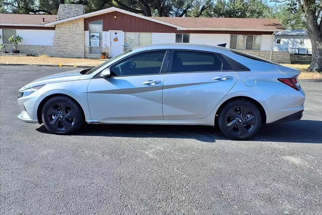2023 Hyundai Elantra SEL photo 1