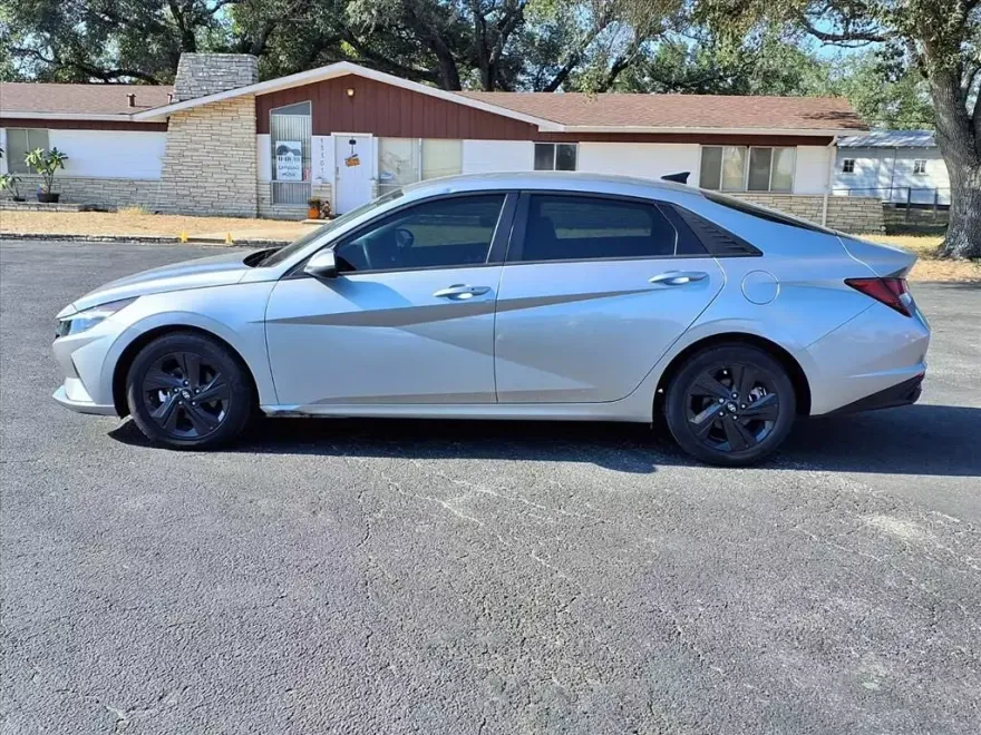 2023 Hyundai Elantra SEL photo 1