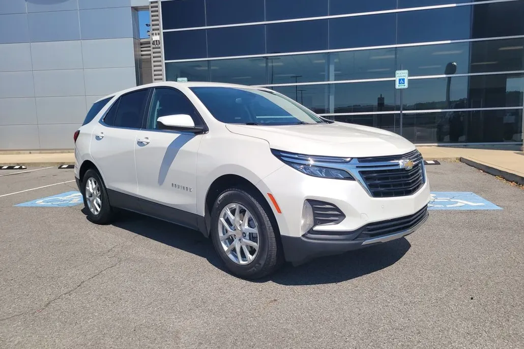 2023 Chevrolet Equinox LT photo 1